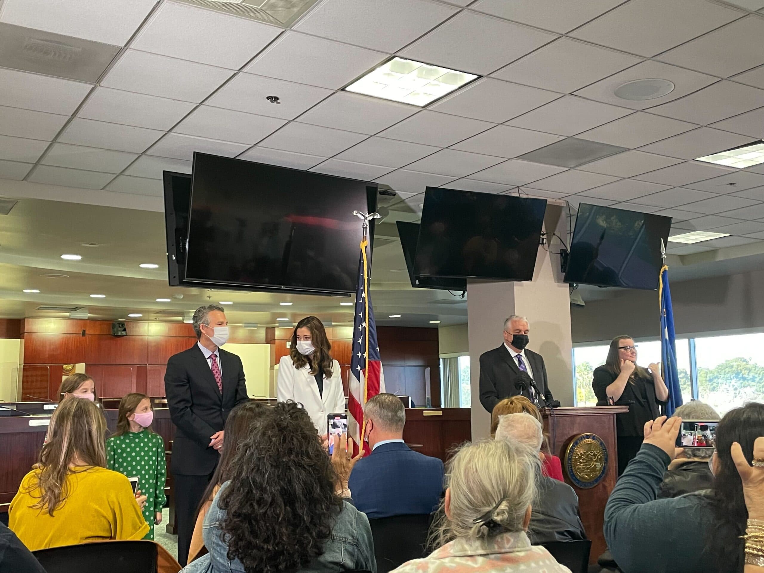 Sisolak nombra como vicegobernadora de Nevada a maestra e hija de inmigrantes latinos