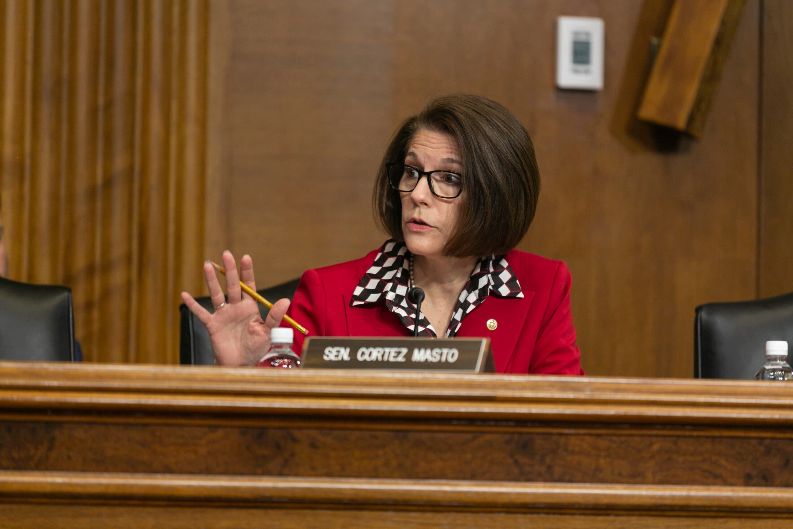 Encuesta: Senadora Cortez Masto lleva ventaja entre votantes latinos; Sisolak ha perdido terreno
