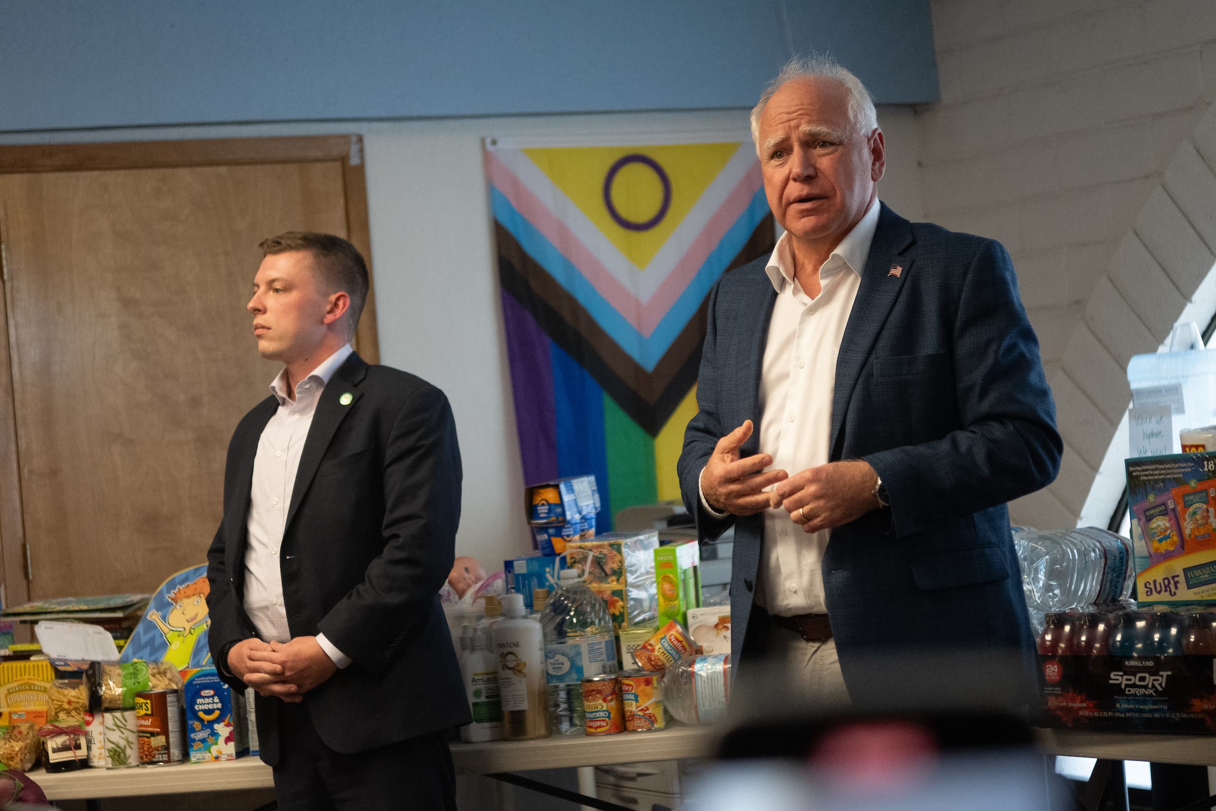 Walz continues Nevada trip with Vegas fundraiser, coffee shop visit