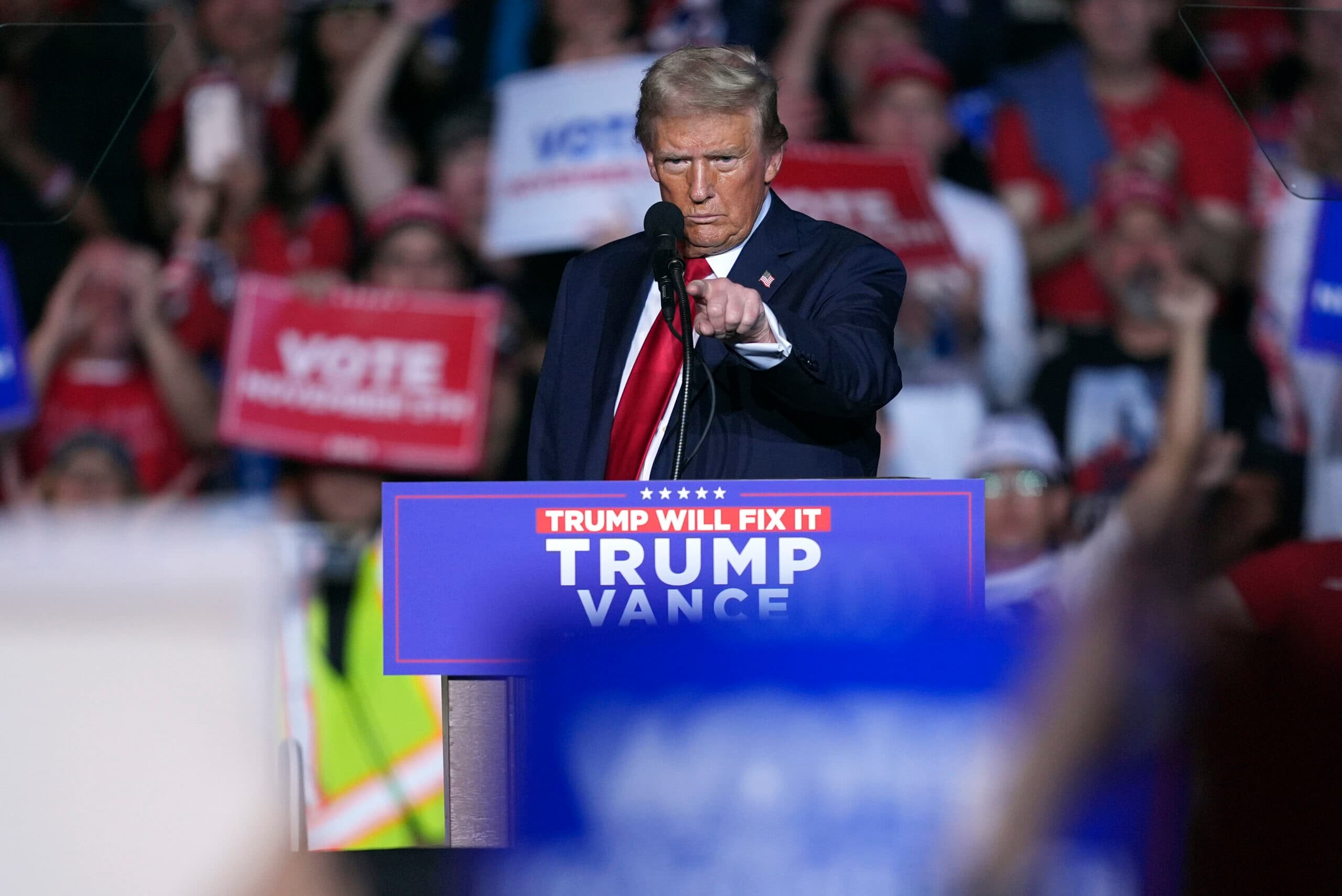 Trump makes final pitch to Nevadans, cheers GOP's early voting totals