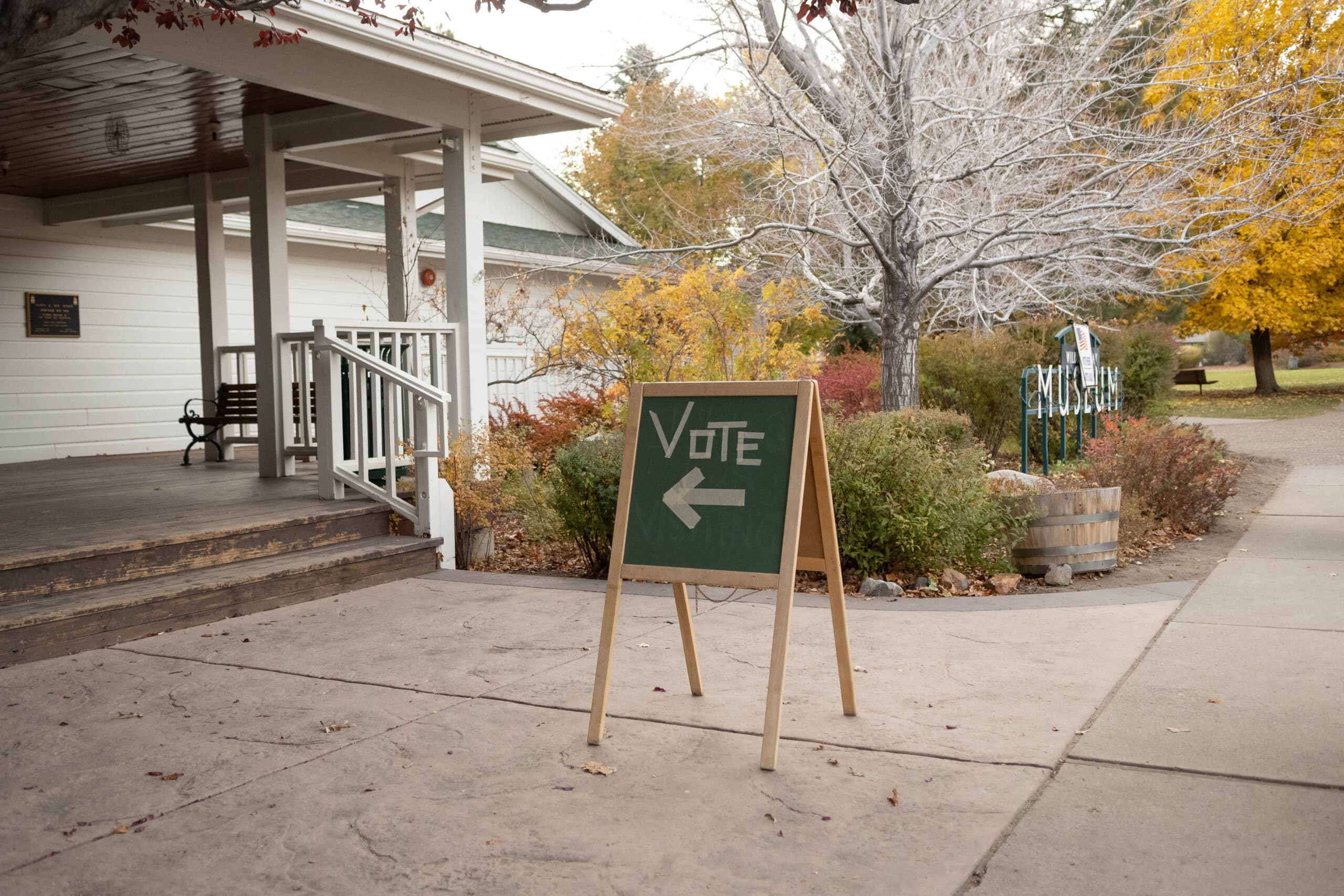 Longtime NLV Councilman Isaac Barron to challenge state Sen. Edgar Flores